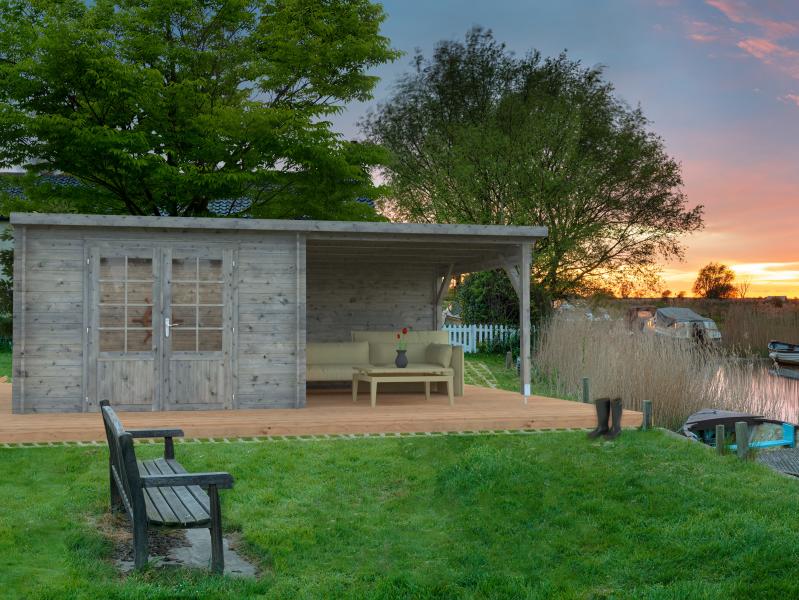 Palmako Blockbohlenhaus Ella 8,7 + 8,2 mit Anbaudach und Rückwand 28 mm graue Tauchgrundierung