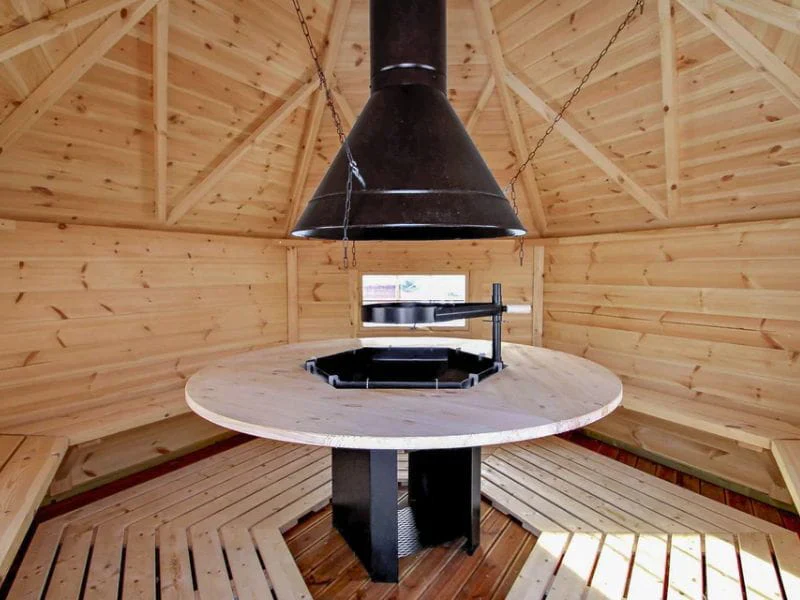 Wolff Finnhaus Grillkota Basic 9 mit Grillanlage schwarze Schindeln und rundem Tisch - Image 4